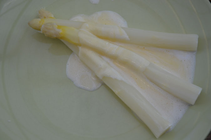 Hvide asparges med sauce mousselline